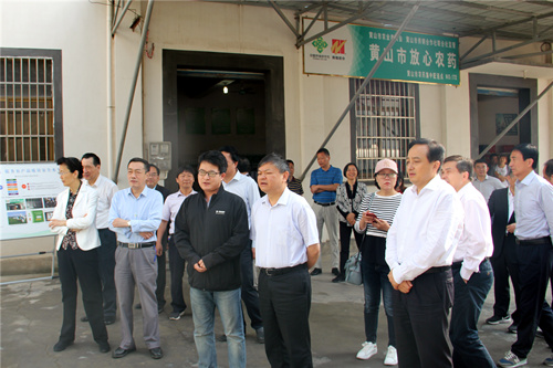 图为调研组观看黄山市农药集中配送宣传展板，听取胡林羽介绍农药配送情况。_副本.jpg