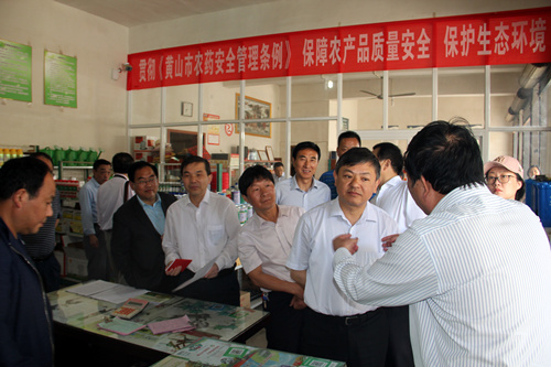 图为调研组在琶村农药配送店内，查看集中配送的农药。_副本.jpg
